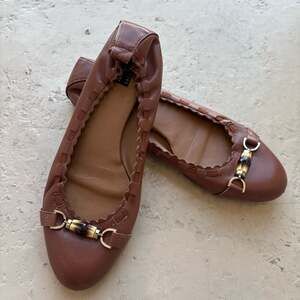 Anzetutto Brown Leather Scalloped Scrunch Ballet Flats with Bamboo Horsebit Acce